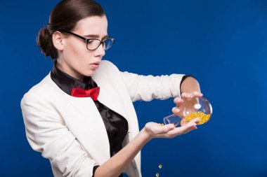 test tüpü içinde el ile kız