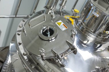 bitki oda içinde çelik tank