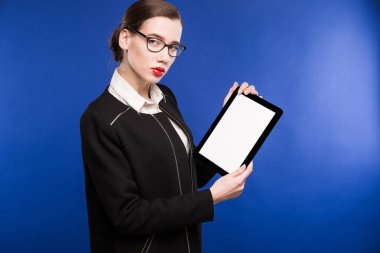 Tablet ellerde ile kız