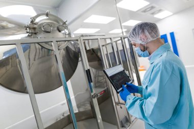 bitki laboratuvarda çalışan bilim adamı