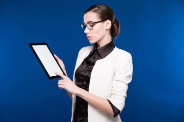 Tablet ellerde ile kız