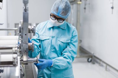 bilim adamı tarafından makine milleri ile 