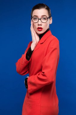 Kız kırmızı ceket ve gözlük