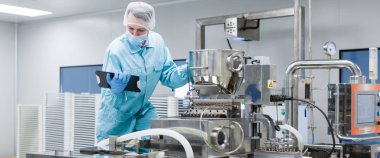 metal tank tarafından tablet olan bilim adamı