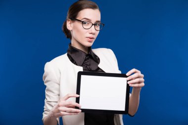 Tablet ellerde ile kız