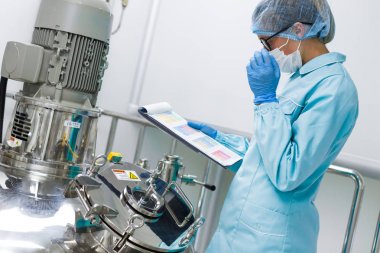 bilim adamı tarafından makine Fabrikası'nda tablet ile