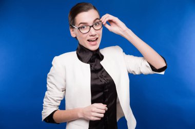 kız beyaz ceket ve gözlük