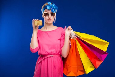 paketleri ve kartı ile genç kız