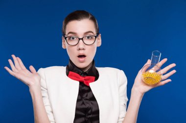 test tüpü içinde el ile kız