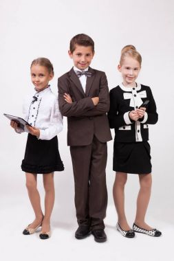 Becerikli alet ile takım elbiseli ciddi öğrenciler 