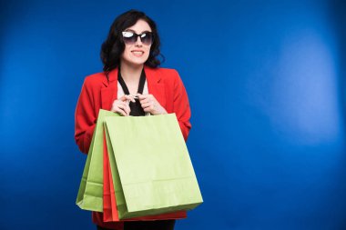 kağıt torba ile kırmızı ceketli kız