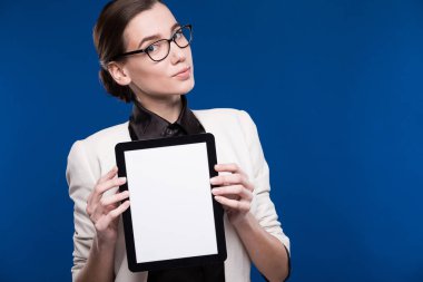 Tablet ellerde ile kız