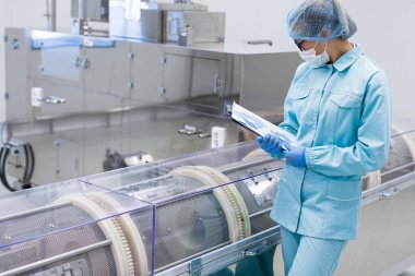 endüstriyel makine yakınındaki Facroty işçi