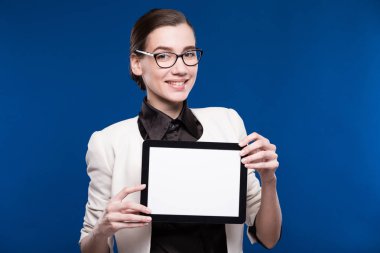 Tablet ellerde ile kız