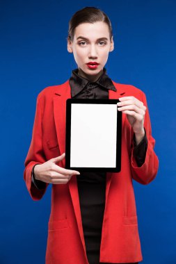 Tablet ellerde ile kız