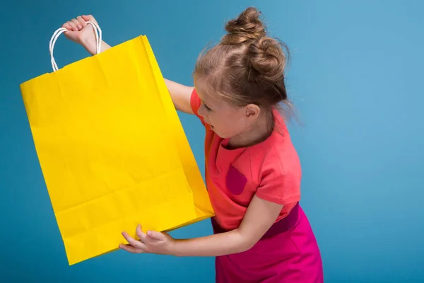 Roztomilá holčička s papírový sáček — Stock fotografie