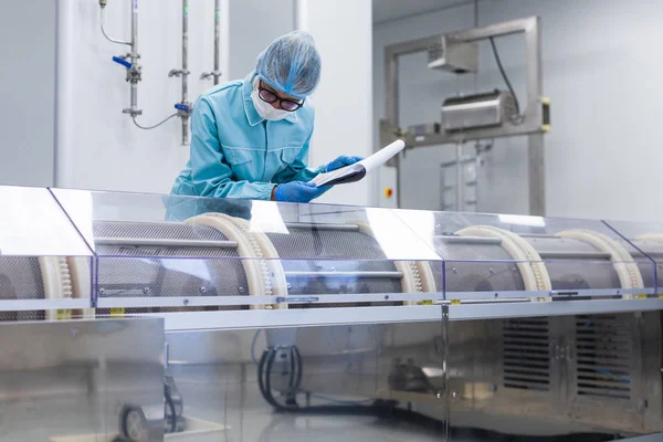 Wissenschaftler steht neben Tank in Fabrik — Stockfoto