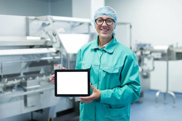 Scienziato industriale con tablet — Foto Stock