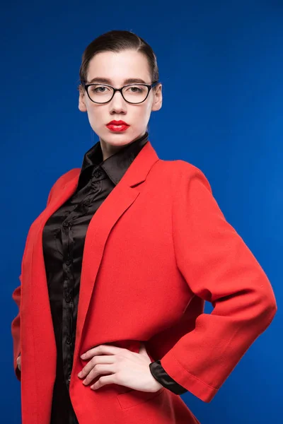 Chica en chaqueta roja y gafas — Foto de Stock
