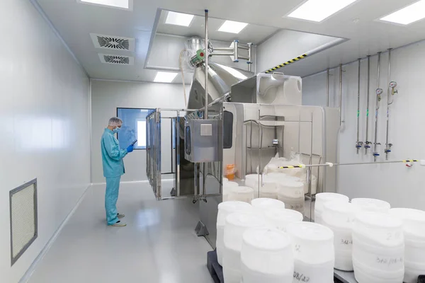 Scientist working in plant laboratory — Stock Photo, Image