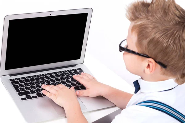Μαθητής αγόρι με φορητό υπολογιστή — Φωτογραφία Αρχείου