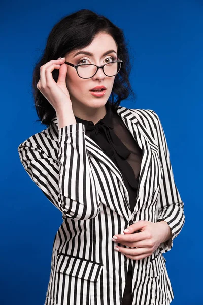 Chica en chaqueta a rayas y gafas — Foto de Stock