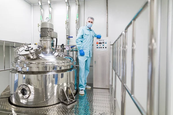 Cientista que trabalha com tanque em planta — Fotografia de Stock