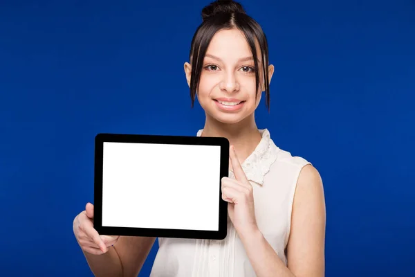 Chica joven con la tableta en las manos — Foto de Stock