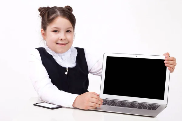 Школьница презентует ноутбук — стоковое фото