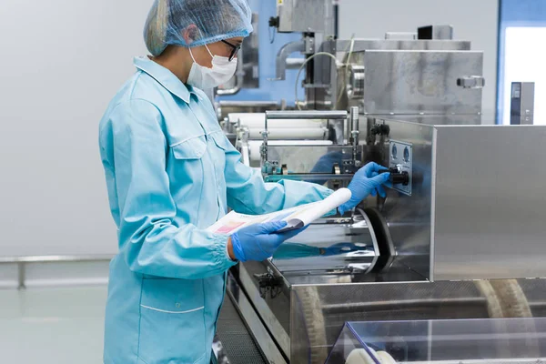 Scientist standing near machine — Stock Photo, Image