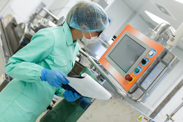 Cientista de pé perto do painel de controle — Fotografia de Stock