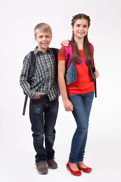 Двое детей с рюкзаками — стоковое фото
