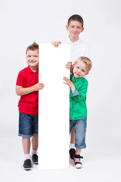 Skolan pojkar med vit affisch — Stockfoto