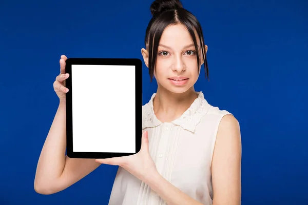 Chica joven con la tableta en las manos — Foto de Stock