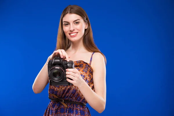 Lächelndes Mädchen mit Kamera in der Hand — Stockfoto