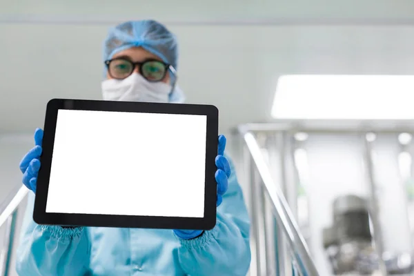 Scienziato con tablet da macchina in fabbrica — Foto Stock