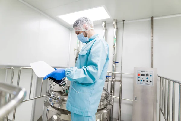 Scientist working with tank in plant — Stock Photo, Image