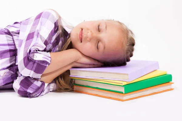 Schulmädchen schläft auf Büchern — Stockfoto