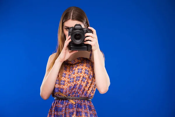 Lachende meisje met camera in handen — Stockfoto