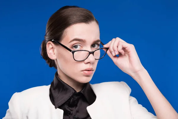 Chica en chaqueta blanca y gafas — Foto de Stock