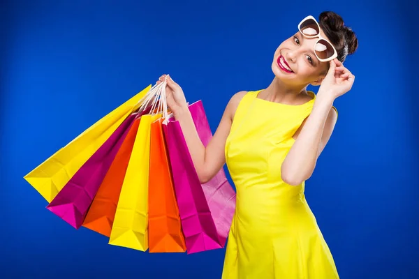 Chica morena con bolsas de compras —  Fotos de Stock