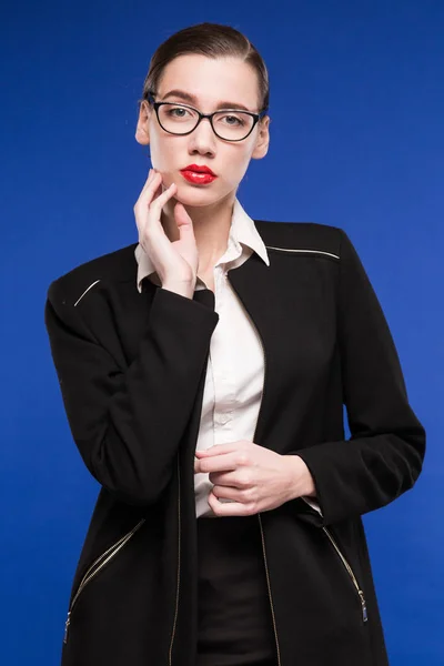 Chica en chaqueta negra y gafas — Foto de Stock