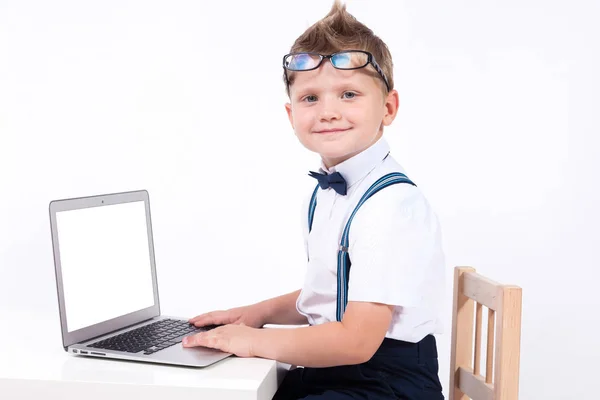 Student pojke med laptop — Stockfoto