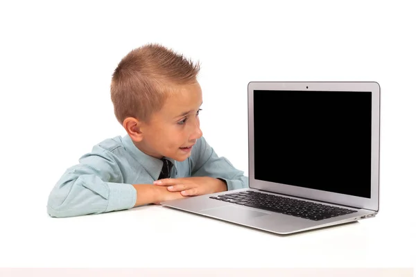 Étudiant garçon avec ordinateur portable — Photo