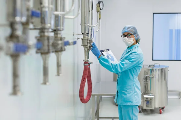 Scientist works with steel tank — Stock Photo, Image