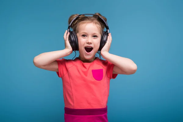 Linda niña en auriculares — Foto de Stock