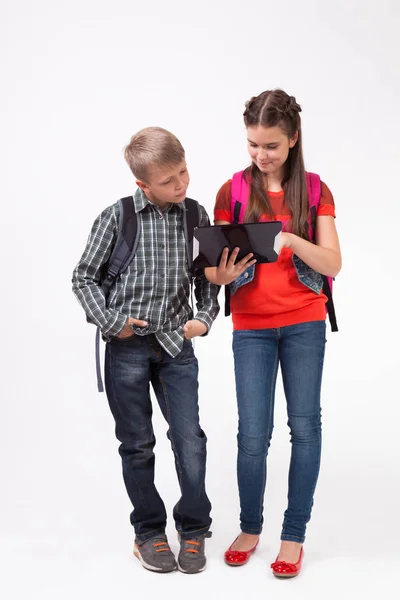 Crianças da escola estudando com tablet — Fotografia de Stock