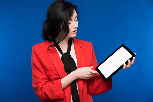 Chica con la tableta en las manos — Foto de Stock