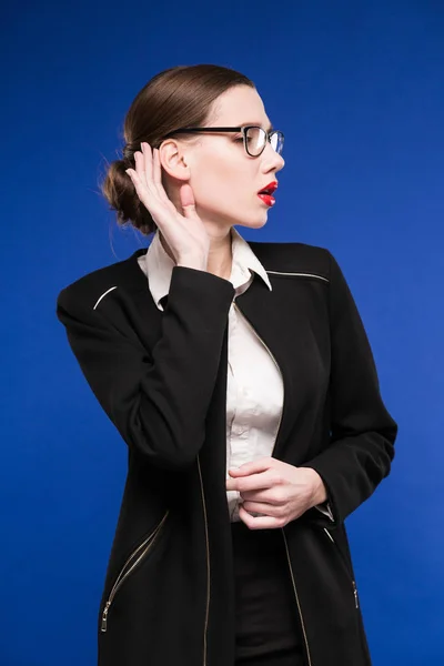 Menina em jaqueta preta e óculos — Fotografia de Stock