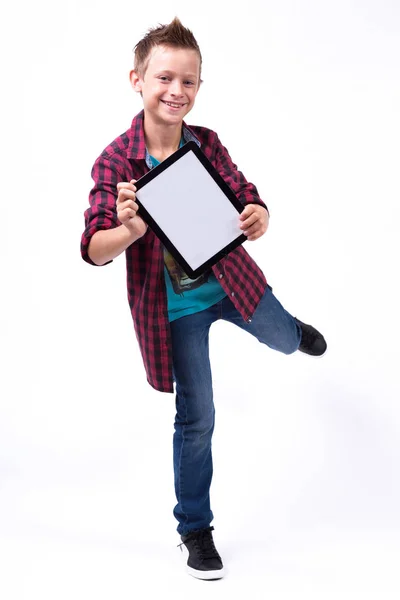 Szczęśliwy uczniak z tabletem — Zdjęcie stockowe